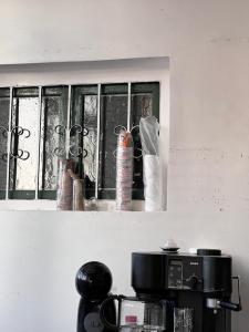 Dar Bennis في الرباط: نافذة في مطبخ مع مزهريتين عليه