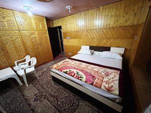 Een bed of bedden in een kamer bij OYO HOME Zulal Home Stay Guest House