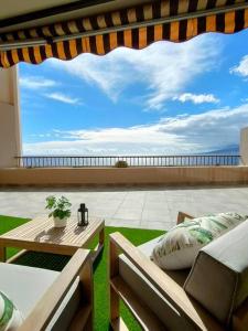 un patio con tavolo e sedie sul balcone. di Apartamento vistas al océano a Radazul