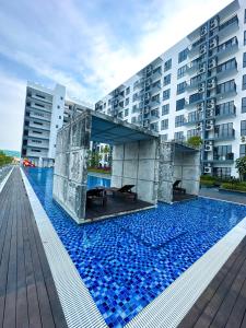 einem Pool vor einem Gebäude in der Unterkunft Disneyland Theme DFB homestay 03 Gala City Armadale Residence in Kuching