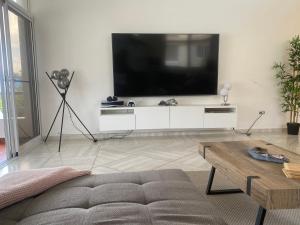 TV a/nebo společenská místnost v ubytování Costambar Cielo Lux