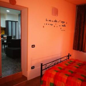 1 dormitorio con 1 cama con escritura en la pared en The Best House, en Reggio Emilia