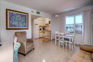 een woonkamer met een tafel en stoelen en een keuken bij Horizon by the Sea Inn in Fort Lauderdale