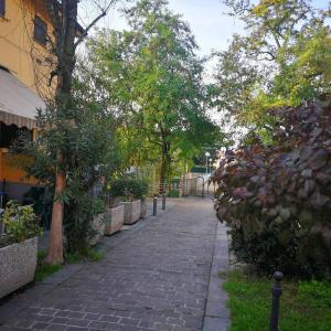 una calle adoquinada con árboles y plantas en The Best House, en Reggio Emilia