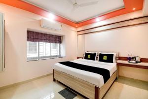um quarto com uma cama grande e uma janela em OYO Flagship Dream Paradise em Calcutá