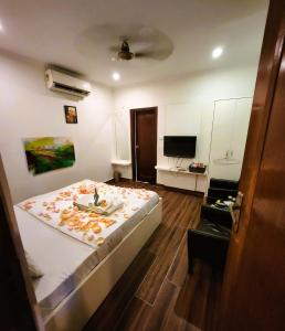 - une chambre avec un lit et une télévision dans l'établissement Hotel Royal Brooks, à Chandigarh