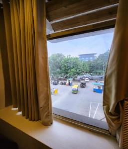 una ventana con vistas a un aparcamiento en Hotel Royal Brooks, en Chandīgarh
