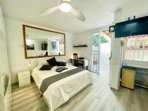 um quarto com uma cama e um espelho grande em Cozy Bungalow em Costa Del Silencio