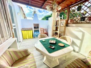 um pequeno quarto com uma mesa e cadeiras em Cozy Bungalow em Costa Del Silencio
