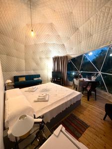 Zimmer mit einem großen Bett in einem Zelt in der Unterkunft Glamping Domes San Martino in Itri