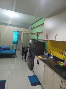 cocina con nevera y sofá en una habitación en Amigo's Place at Sea Residences, en Manila