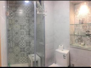 La salle de bains est pourvue d'une douche, de toilettes et d'un lavabo. dans l'établissement Adam's home, à Rabat