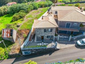 an aerial view of a house with a yard at Casa do Palheiro Ribeirinho in Porto Moniz