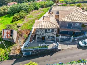 una vista aérea de una casa con patio en Casa do Palheiro Ribeirinho, en Porto Moniz