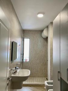 un baño con lavabo e inodoro en LUXURY SEA SIDE, en Vlorë