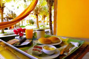 una mesa con una bandeja de comida y bebidas. en La Casa de Sebas - Pool Beach Hotel Mancora, en Máncora