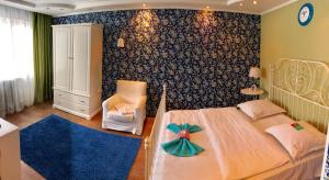 - une chambre avec un grand lit et un tapis bleu dans l'établissement Шато, à Petropavlovsk-Kamtchatski