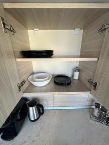 ein Schrank mit einem WC und einem Teller darauf in der Unterkunft Apartament Wide View in Buzău