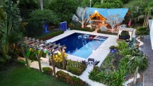 una piscina en un patio con una casa en Finca en Santa Fe de Antioquia (Casa Marvella), en Sopetrán