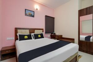 1 dormitorio con 1 cama grande en una habitación en Super Collection O Veritas Grand, en Bangalore