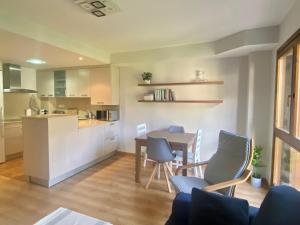 a kitchen and dining room with a table and chairs at Apartamento Balcón del Ésera in Villanova