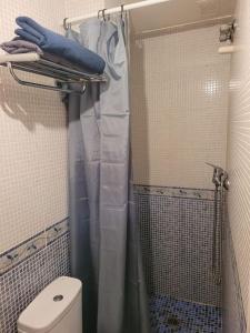 een badkamer met een douche en een toilet bij Apartamento en el Grau de Moncofa entre 2 y 3 linea de playa in Moncófar