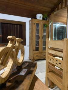 Casa Beira Mar, Paraty-RJ في باراتي: غرفة طعام مع طاولة خشبية وكرسي