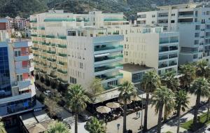 una vista aérea de una ciudad con palmeras y edificios en LUXURY SEA SIDE, en Vlorë