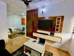  Il comprend un salon doté d'une télévision murale à écran plat. dans l'établissement Unity Luxury Apartments & Suites, à Port Harcourt