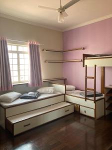 Cette chambre comprend 2 lits superposés et un plafond. dans l'établissement Casa em Aparecida, à Aparecida
