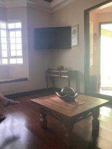 - un salon avec une table et un bol dans l'établissement Casa em Aparecida, à Aparecida