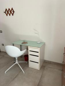 un bureau avec un bureau et une chaise blanche dans l'établissement GrannyHome, à SantʼArpino