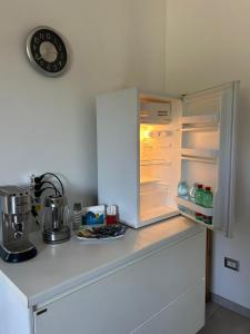 - un réfrigérateur avec une porte ouverte dans la cuisine dans l'établissement GrannyHome, à SantʼArpino