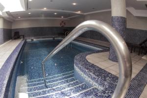Bazén v ubytování BQ Apolo Hotel nebo v jeho okolí