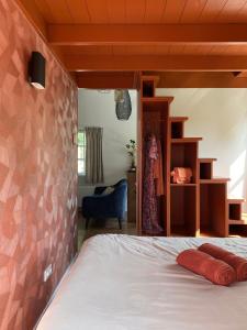 um quarto com uma cama grande com almofadas vermelhas em Tukken op de Tol em Velp