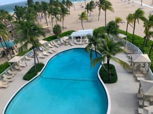 uma vista sobre uma piscina e a praia em The Lago Mar Beach Resort and Club em Fort Lauderdale