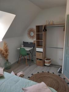 1 dormitorio con cama, escritorio y mesa en Côte d'Opale - Maison Cocooning Classé 3 Étoiles en Marquise