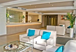 Posezení v ubytování BQ Apolo Hotel