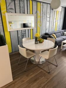 une salle à manger avec une table et des chaises blanches dans l'établissement Apartment Marvi, à Veliko Tarnovo