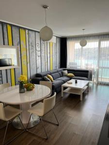 - un salon avec un canapé et une table dans l'établissement Apartment Marvi, à Veliko Tarnovo