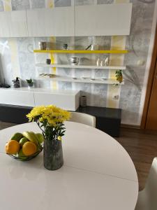 - une cuisine avec une table blanche et un bol de fruits dans l'établissement Apartment Marvi, à Veliko Tarnovo