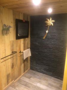 Baño con pared negra y toalla en ARTIN, en Marsella