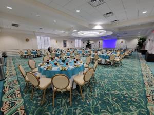 un salón de banquetes con mesas y sillas azules en The Lago Mar Beach Resort and Club, en Fort Lauderdale