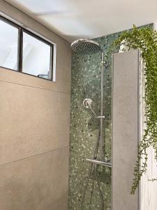 een douche in een badkamer met een glazen deur bij Appartement duplex rénové vue sur la Loire in Blois