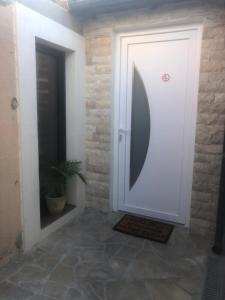 un pasillo con una puerta blanca y una planta en ARTIN, en Marsella