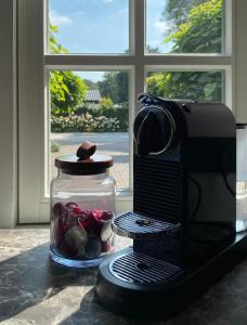 un comptoir de cuisine avec un bocal de poivrons et un four micro-ondes dans l'établissement Tukken op de Tol, à Velp