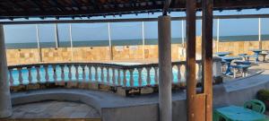 Elle comprend un balcon offrant une vue sur l'océan. dans l'établissement Atlantic Village próximo a praia do Cumbuco, à Caucaia