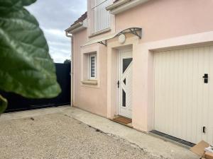un par de puertas de garaje en una casa en Maison entière 5 mn Roissy CDG/15 mn Parc Astérix en Le Mesnil-Amelot