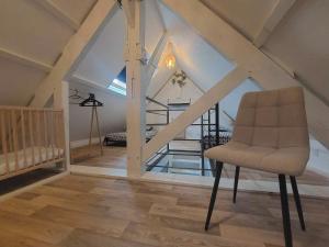 een kamer met een stoel en een glazen vloer bij Appartement duplex rénové vue sur la Loire in Blois