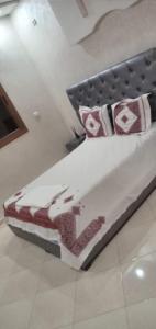 a bed sitting in a room with avertisement at Dar fatima in Temara